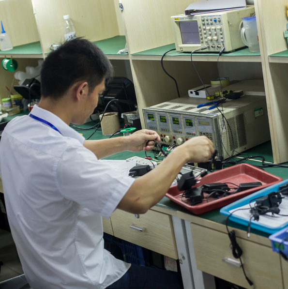 飛天鷹：拆解電源適配器指南